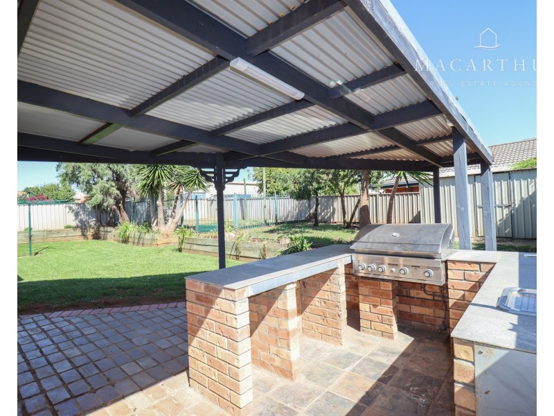 4 Kirrang Avenue, Glenfield Park NSW 2650