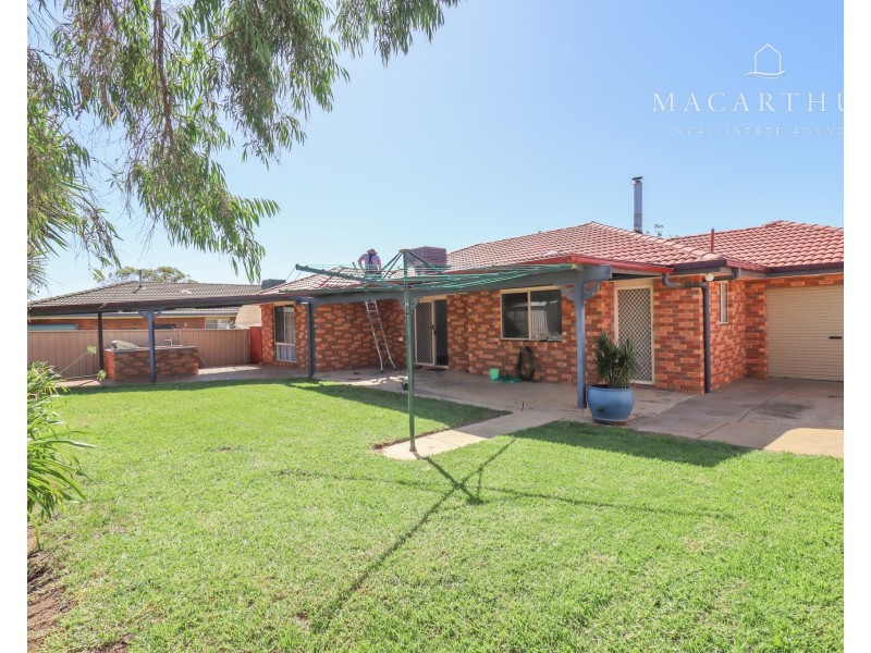 4 Kirrang Avenue, Glenfield Park NSW 2650
