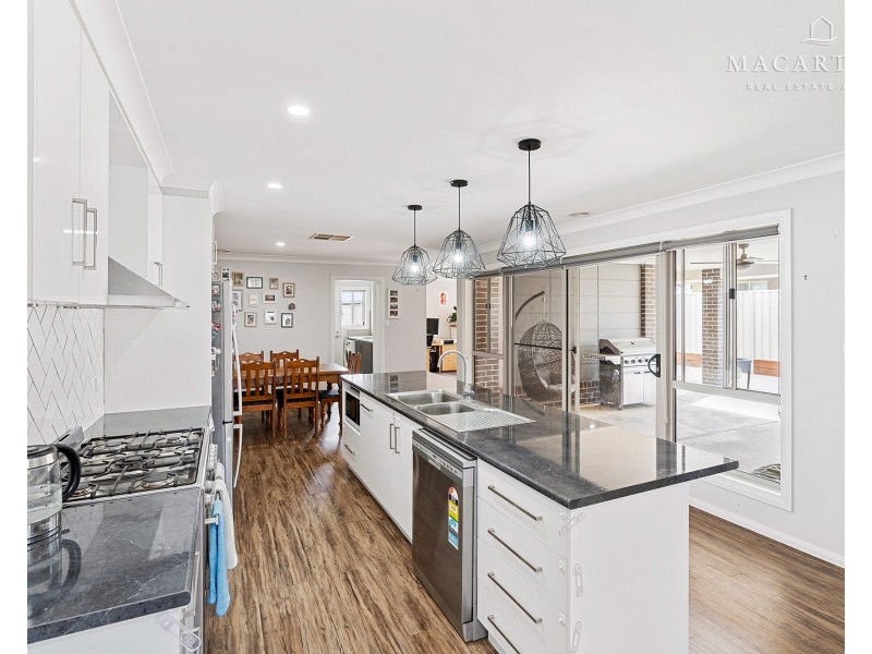 9 Morris Crescent, Gobbagombalin NSW 2650