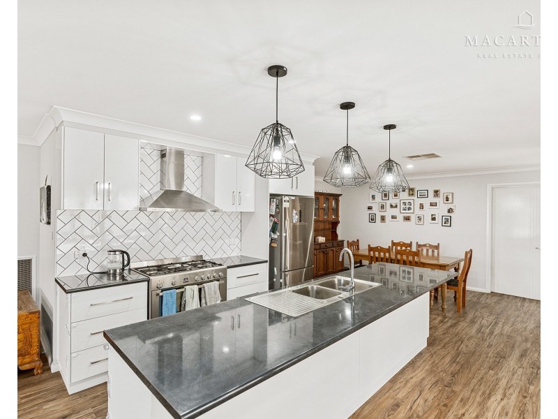 9 Morris Crescent, Gobbagombalin NSW 2650