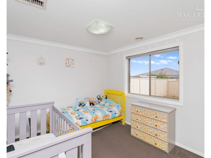 9 Morris Crescent, Gobbagombalin NSW 2650
