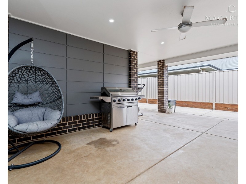 9 Morris Crescent, Gobbagombalin NSW 2650