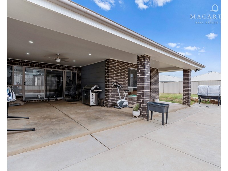 9 Morris Crescent, Gobbagombalin NSW 2650