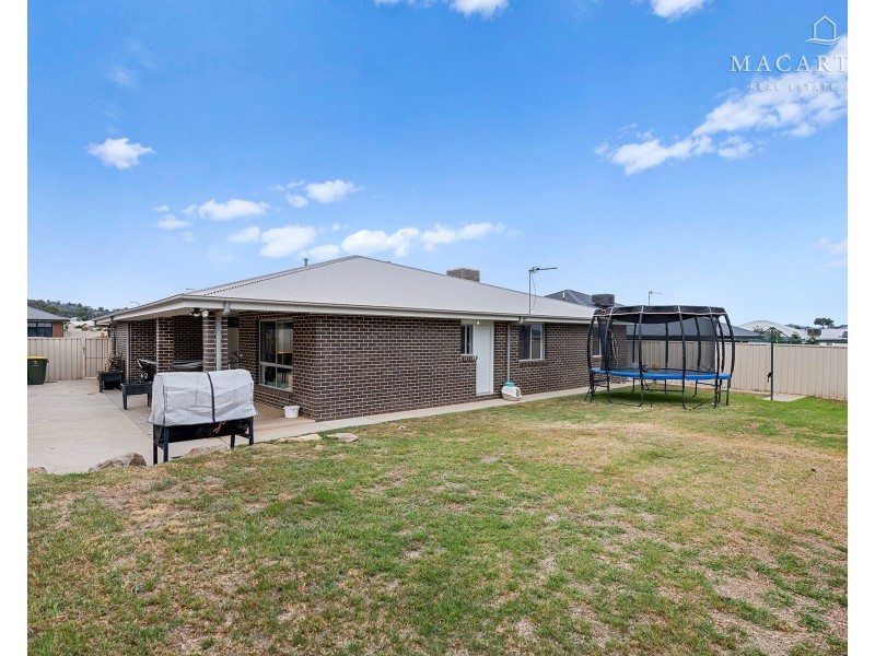 9 Morris Crescent, Gobbagombalin NSW 2650