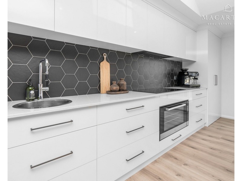 13 Hollows Crescent, Lloyd NSW 2650