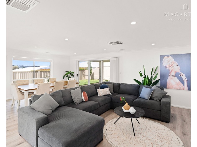 13 Hollows Crescent, Lloyd NSW 2650