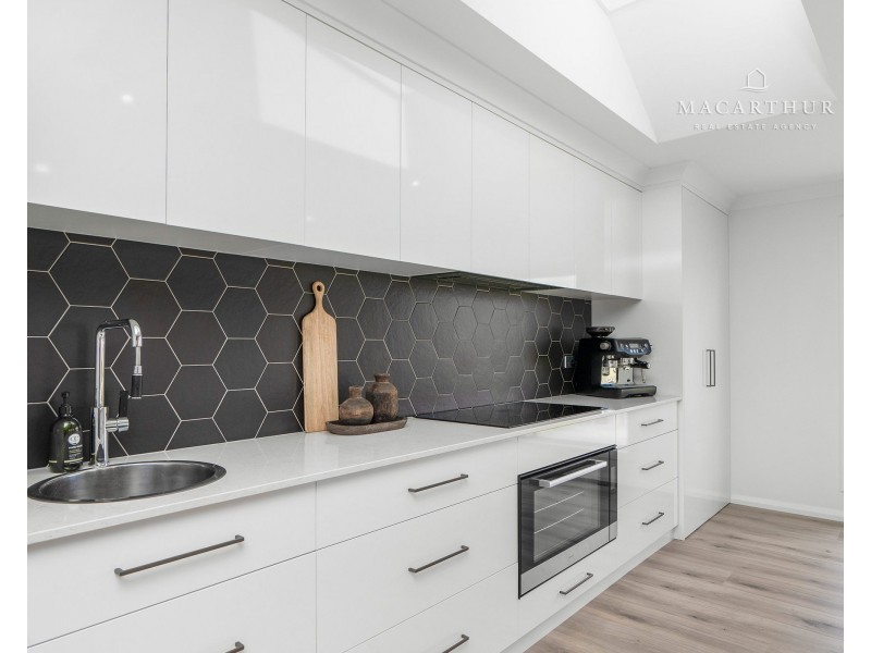 13 Hollows Crescent, Lloyd NSW 2650