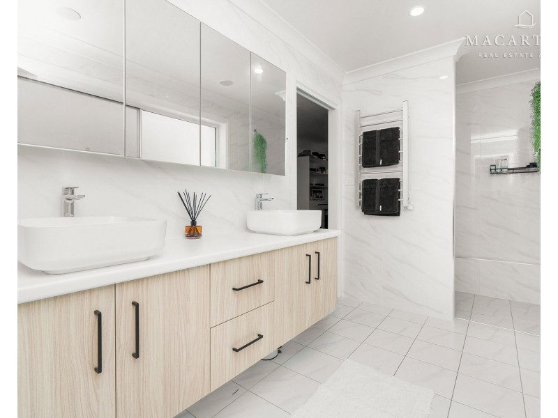 13 Hollows Crescent, Lloyd NSW 2650