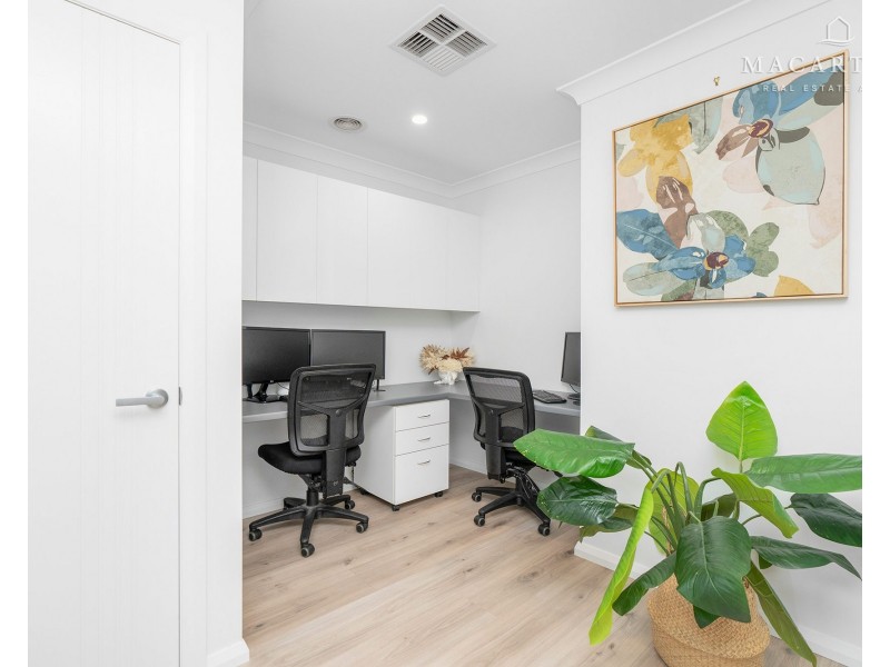 13 Hollows Crescent, Lloyd NSW 2650