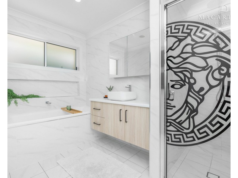 13 Hollows Crescent, Lloyd NSW 2650