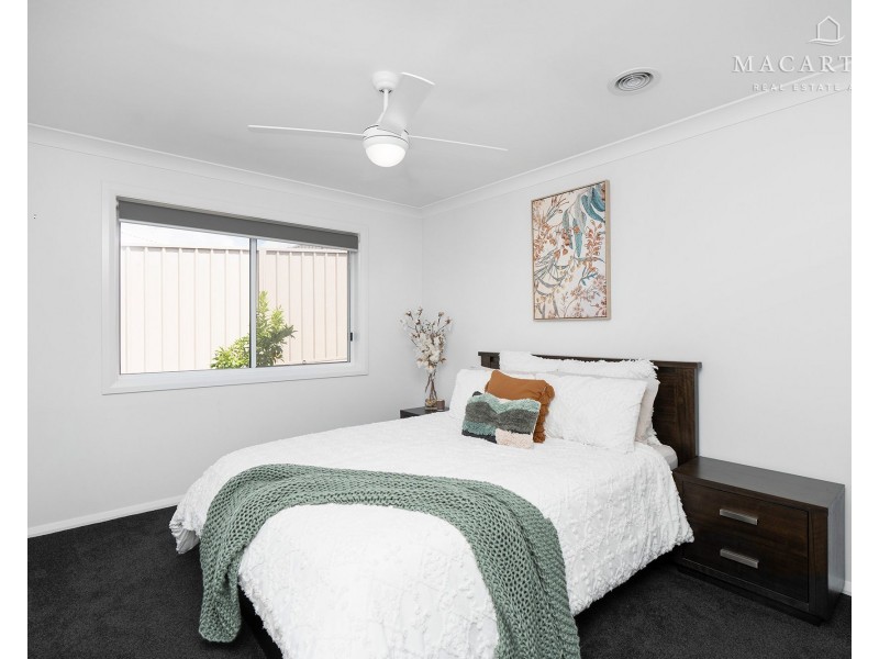 13 Hollows Crescent, Lloyd NSW 2650