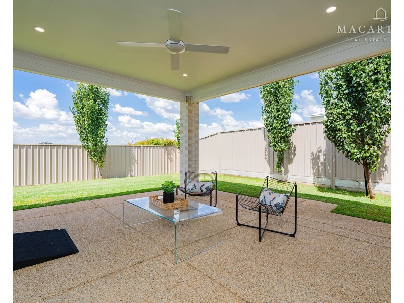 13 Hollows Crescent, Lloyd NSW 2650