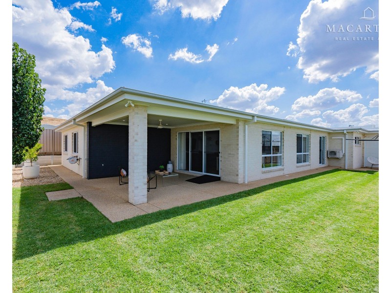 13 Hollows Crescent, Lloyd NSW 2650