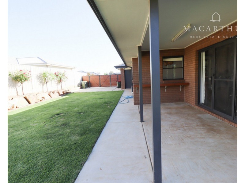 17 Mugga Street, Gobbagombalin NSW 2650