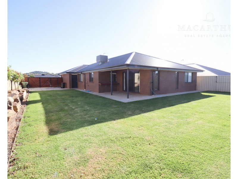 17 Mugga Street, Gobbagombalin NSW 2650