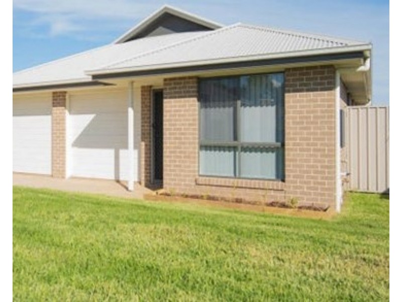 2/57 Coppabella Drive, Gobbagombalin NSW 2650