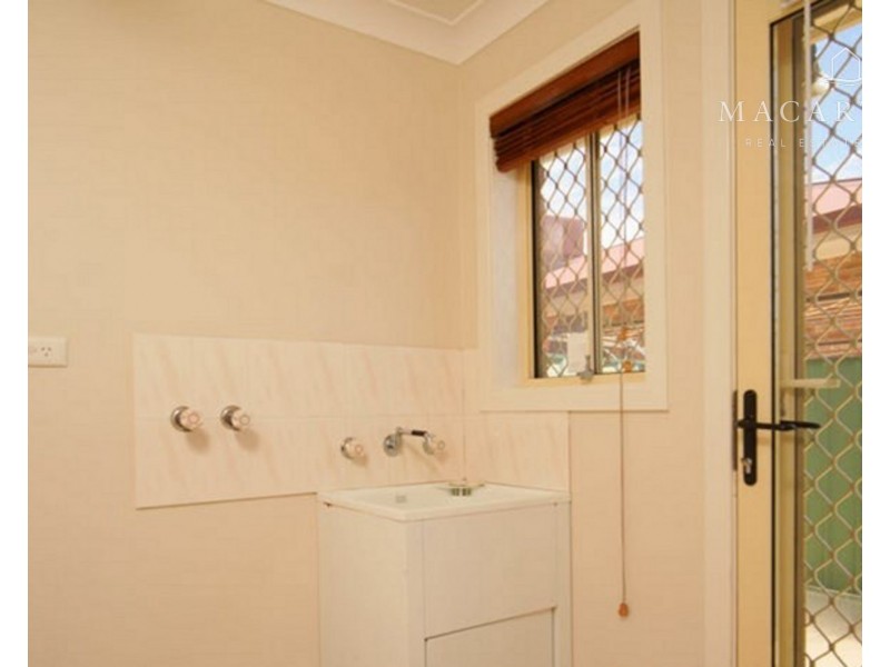 8/95 Balleroo Crescent, Glenfield Park NSW 2650