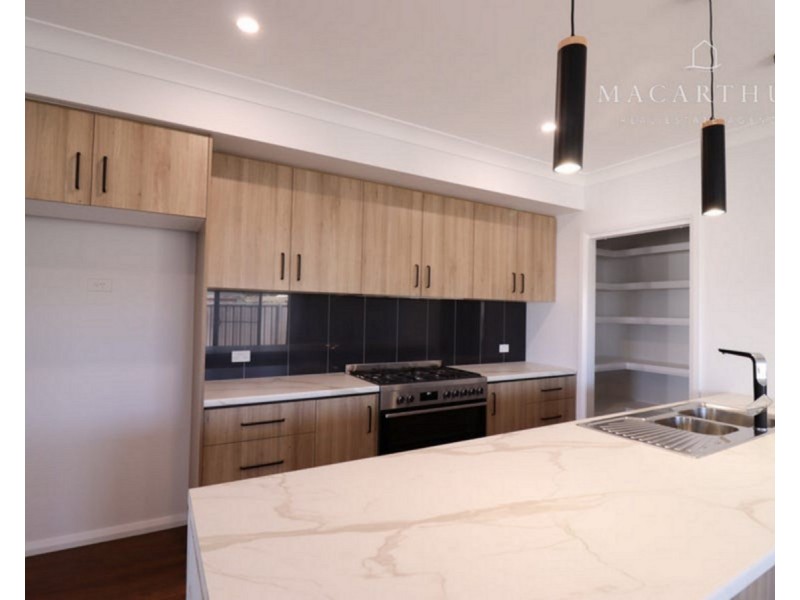 2/77 Coppabella Drive, Gobbagombalin NSW 2650