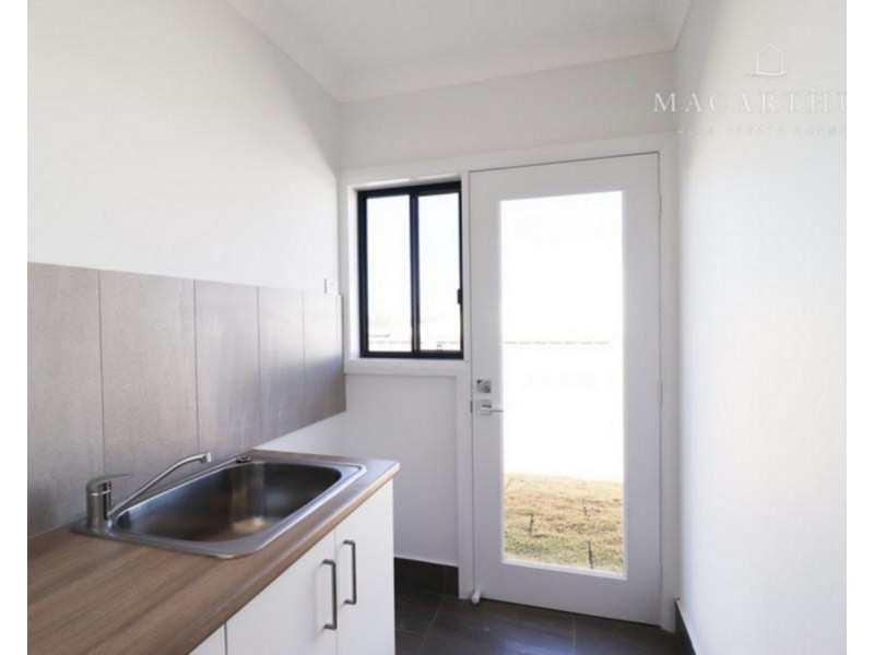 2/77 Coppabella Drive, Gobbagombalin NSW 2650