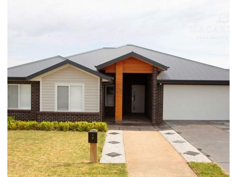 7 Morris Crescent, Gobbagombalin NSW 2650