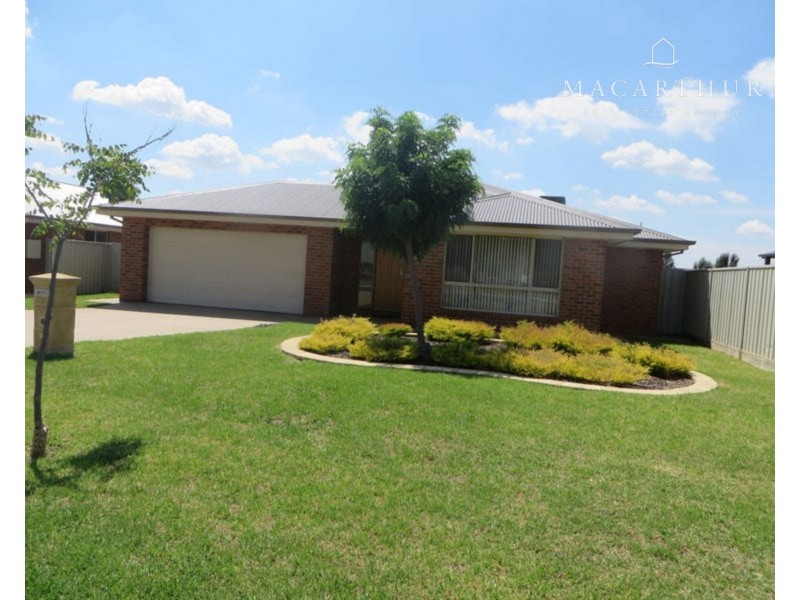 4 Pinnacle Place, Estella NSW 2650