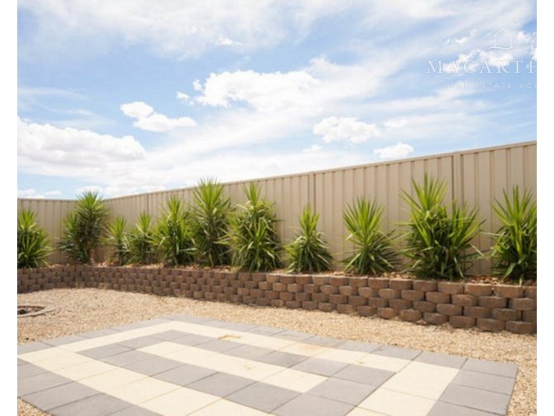 1 Goonawarra Street, Gobbagombalin NSW 2650