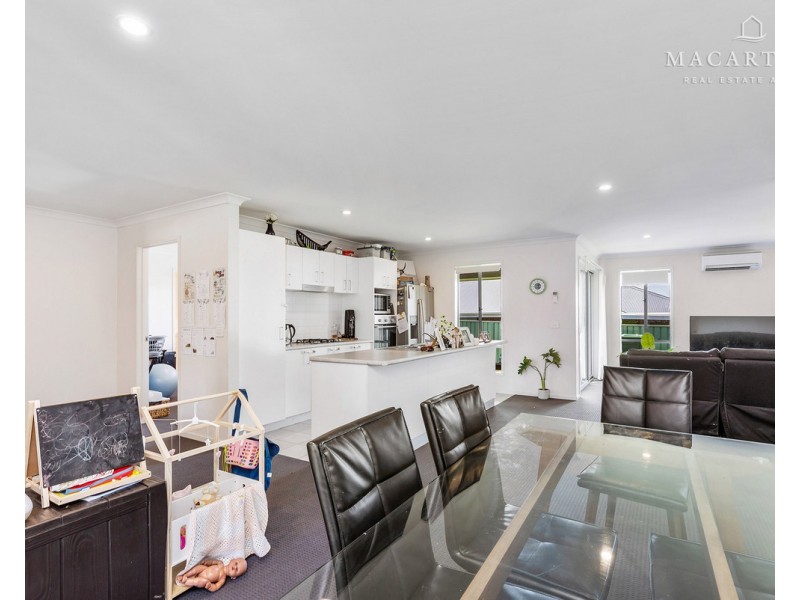 8 Tantoon Circuit, Forest Hill NSW 2651