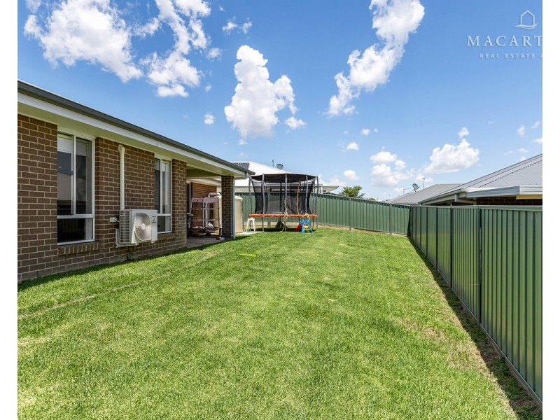 8 Tantoon Circuit, Forest Hill NSW 2651