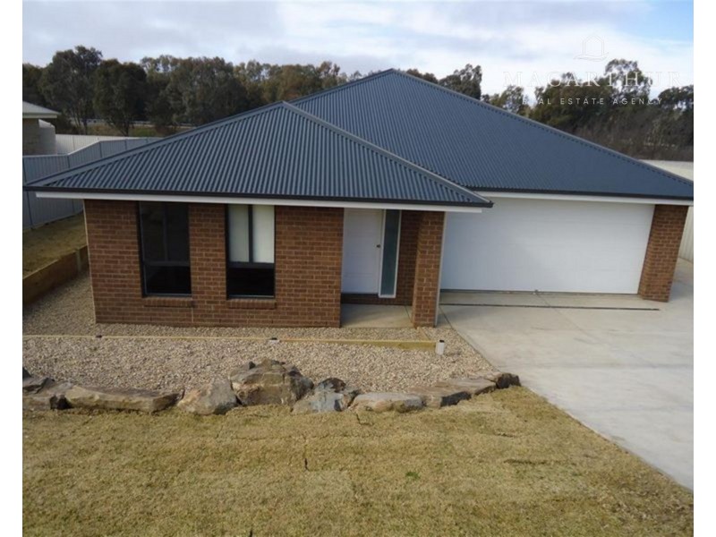 25 Sunvale Crescent, Estella NSW 2650