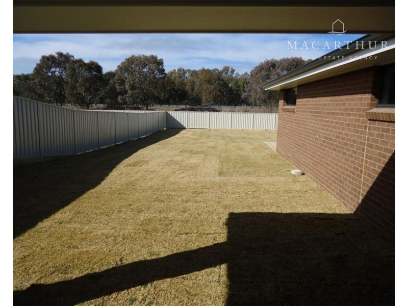 25 Sunvale Crescent, Estella NSW 2650