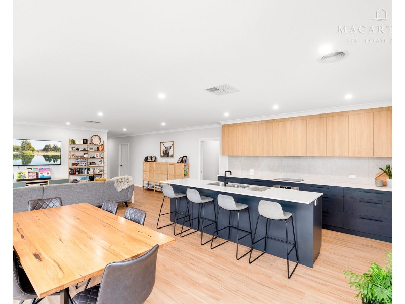 9 Quill Avenue, Boorooma NSW 2650