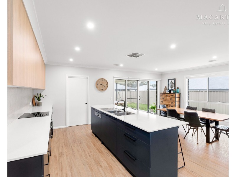 9 Quill Avenue, Boorooma NSW 2650