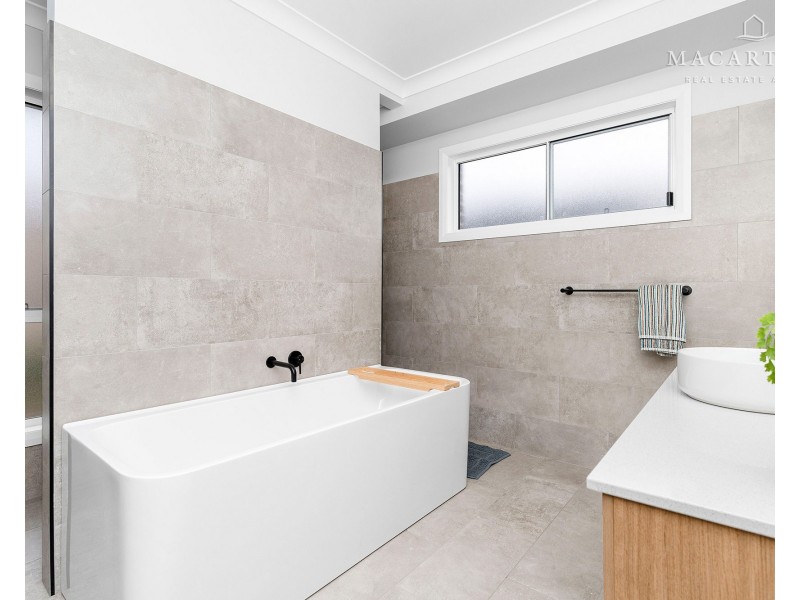 9 Quill Avenue, Boorooma NSW 2650