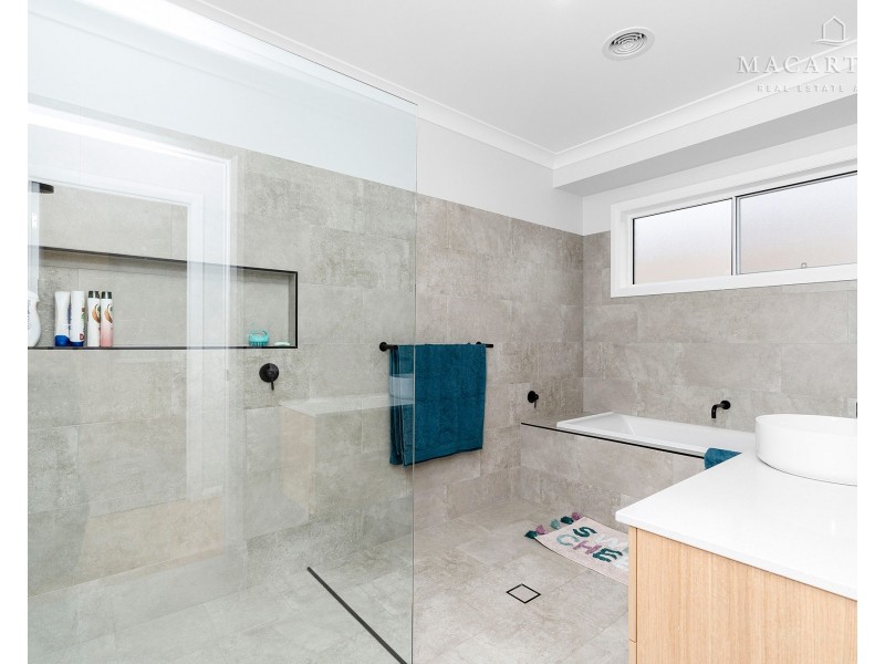 9 Quill Avenue, Boorooma NSW 2650
