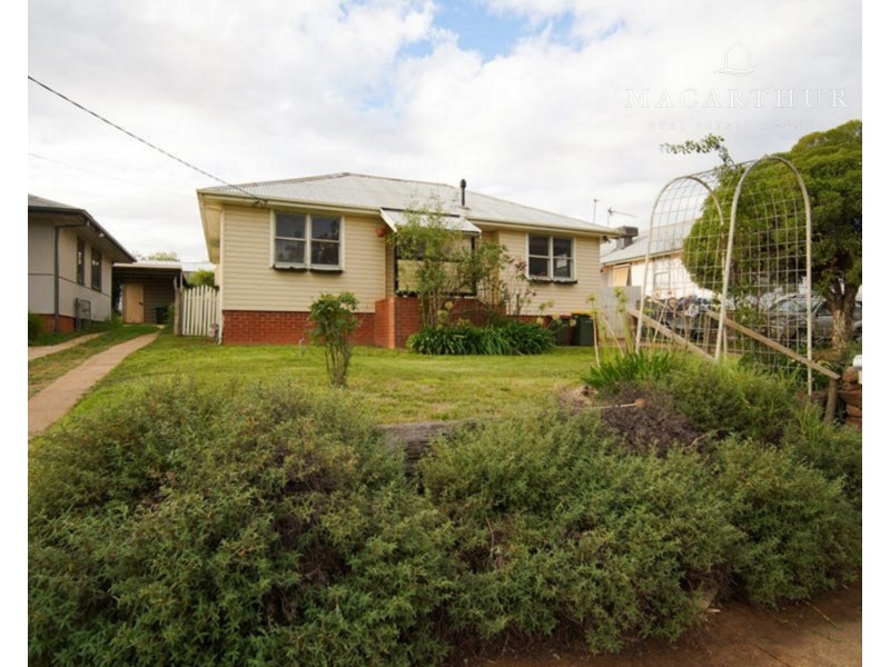 27 Gilmore Avenue, Mount Austin NSW 2650