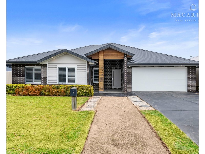 7 Morris Crescent, Gobbagombalin NSW 2650