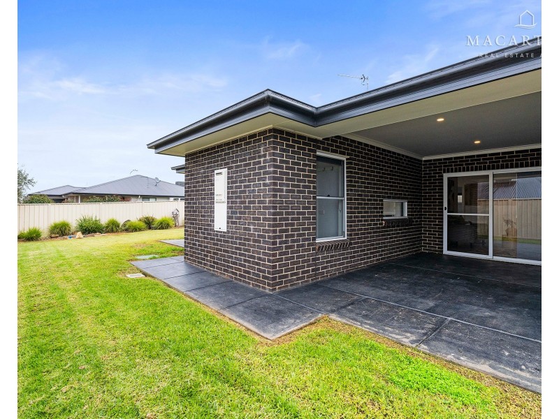 7 Morris Crescent, Gobbagombalin NSW 2650