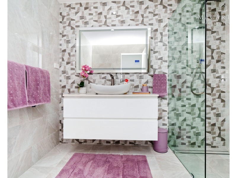 9 Brownlow Drive, Bourkelands NSW 2650