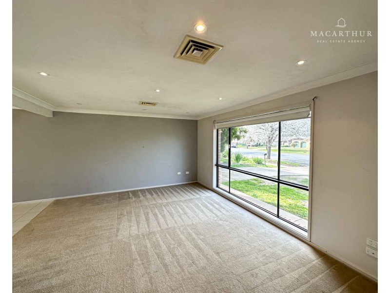 32 Pinaroo Drive, Glenfield Park NSW 2650