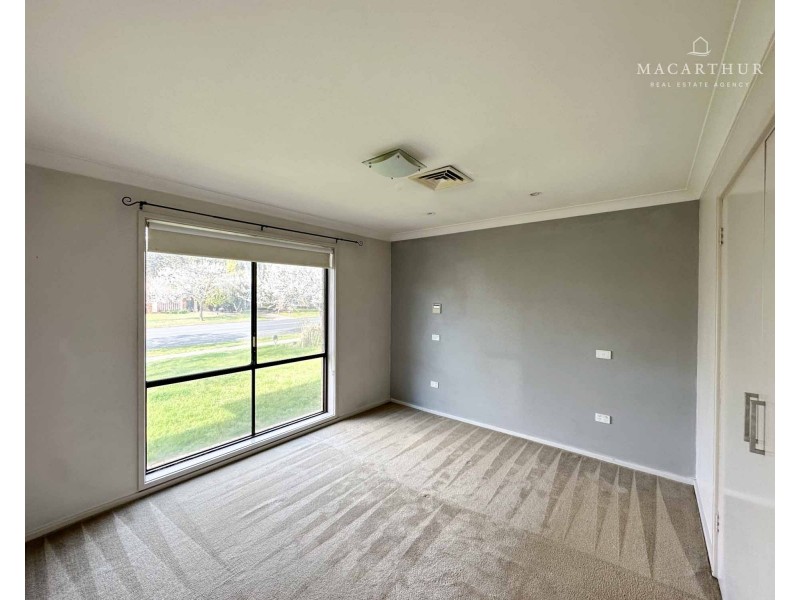 32 Pinaroo Drive, Glenfield Park NSW 2650