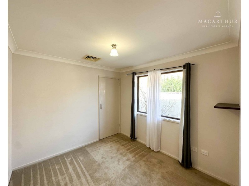 32 Pinaroo Drive, Glenfield Park NSW 2650