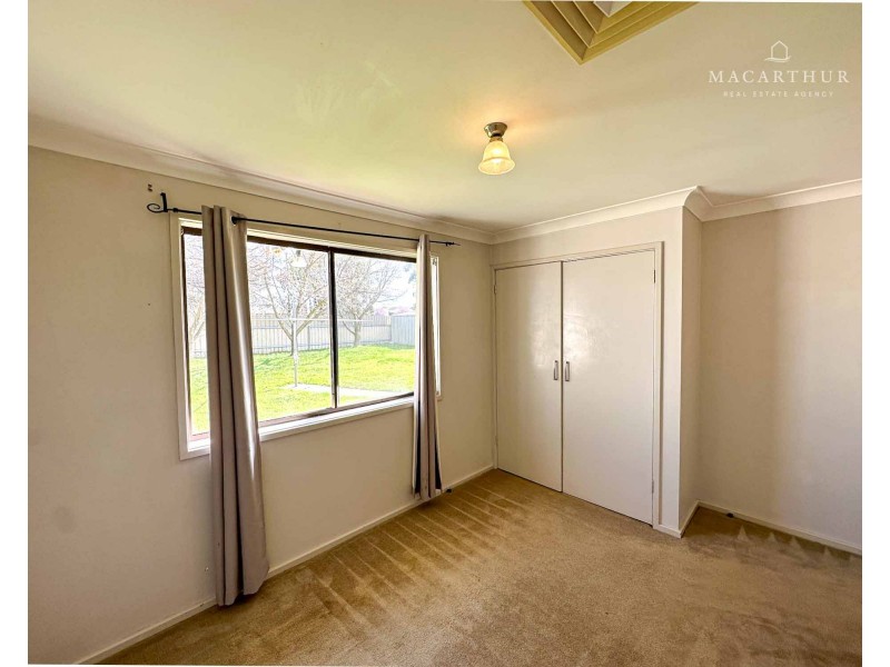 32 Pinaroo Drive, Glenfield Park NSW 2650