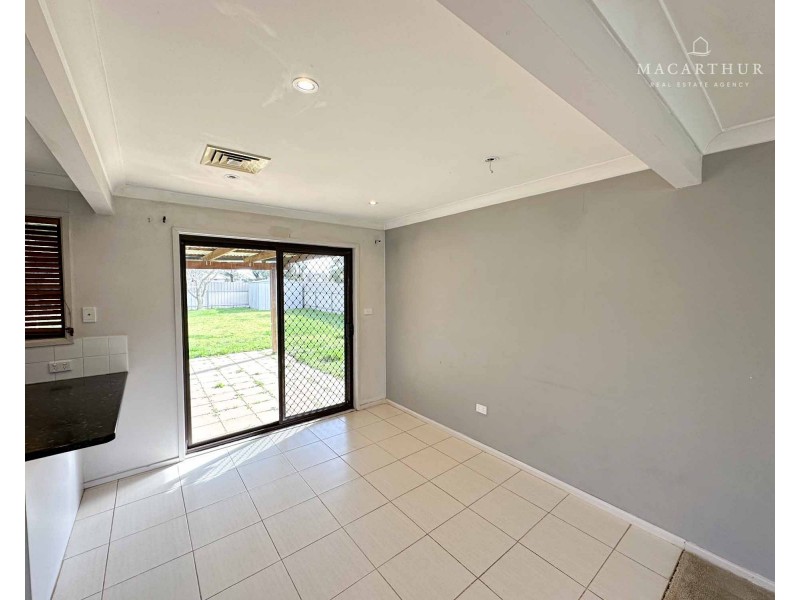 32 Pinaroo Drive, Glenfield Park NSW 2650