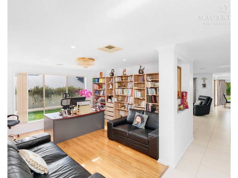 9 Brownlow Drive, Bourkelands NSW 2650