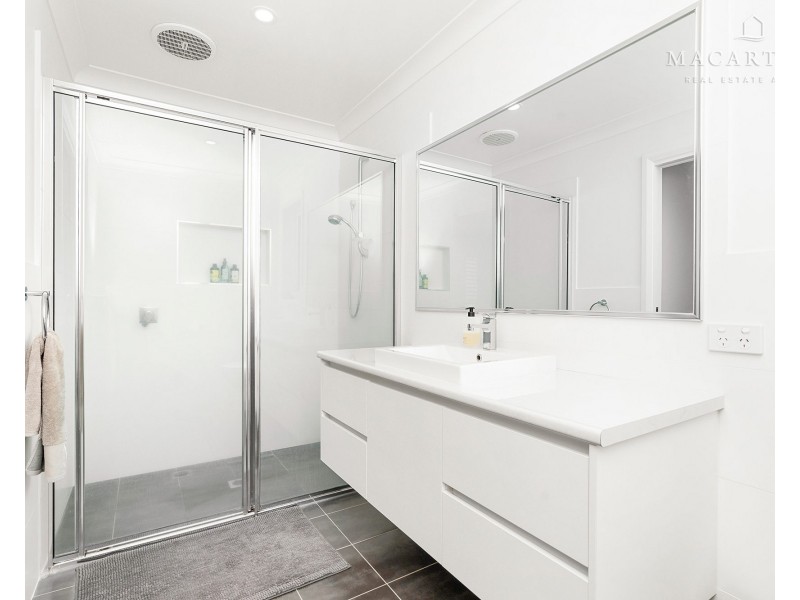 9 Colombo Avenue, Gobbagombalin NSW 2650