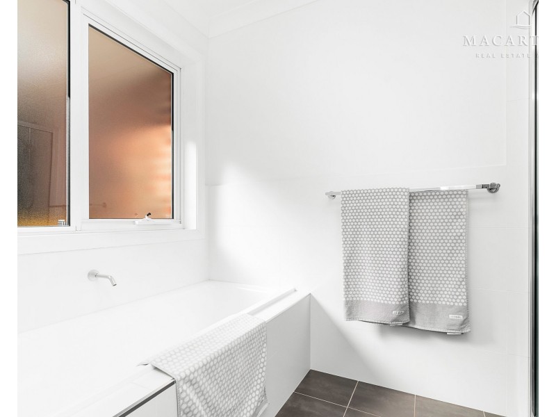 9 Colombo Avenue, Gobbagombalin NSW 2650