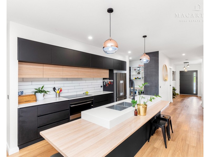 37 Gasnier Loop, Boorooma NSW 2650