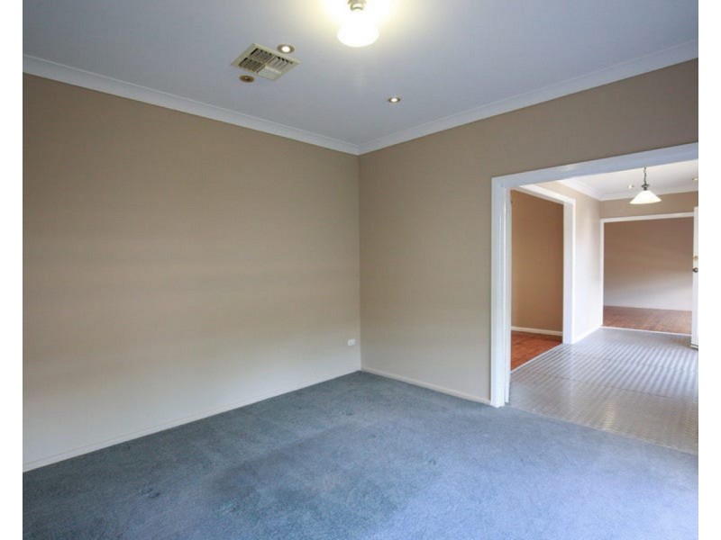 212 Lake Albert Road, Kooringal NSW 2650