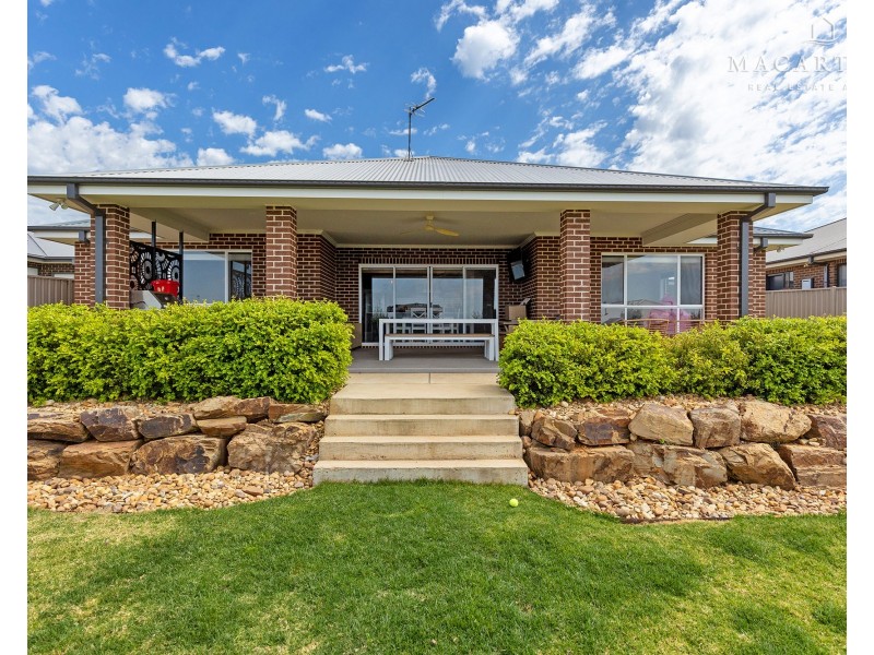 11 Whitten Avenue, Boorooma NSW 2650