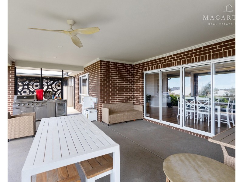 11 Whitten Avenue, Boorooma NSW 2650